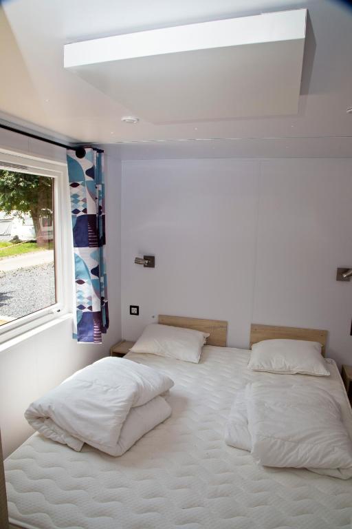 una camera da letto con due letti e una finestra di Tornade a Dirbach