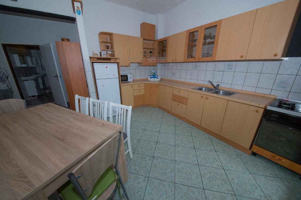 Kuchyňa alebo kuchynka v ubytovaní Apartment Bušljeta