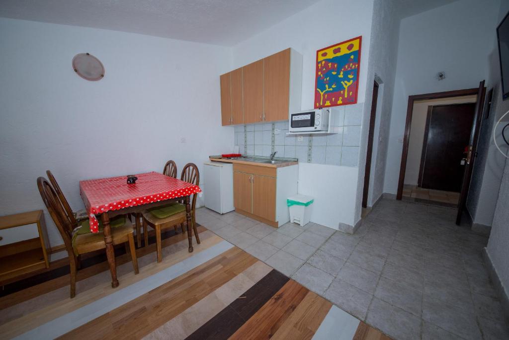 Kuchyňa alebo kuchynka v ubytovaní Apartment Bušljeta