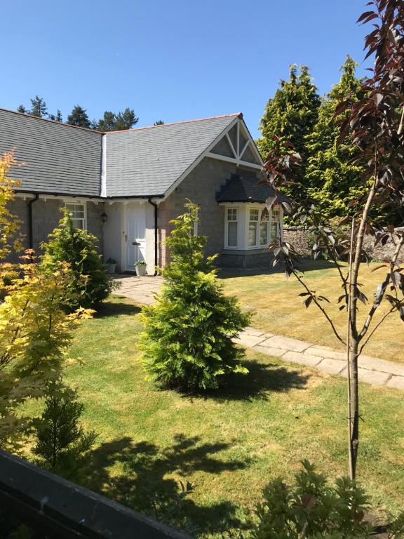 uma casa com árvores no quintal em Westwood Cottage em Aboyne