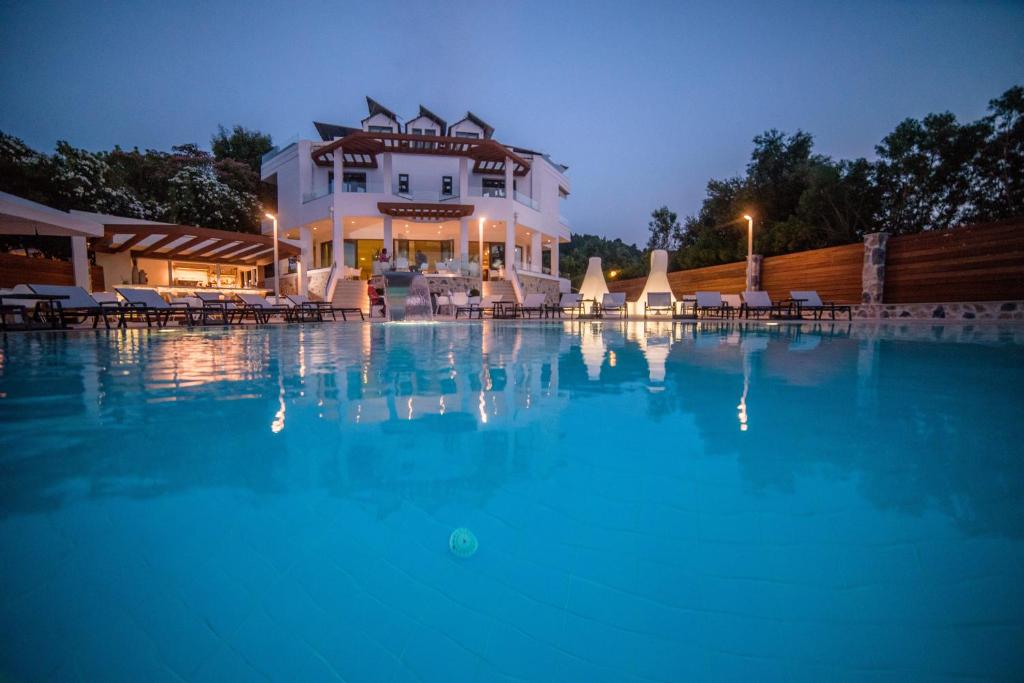 Bazén v ubytování Poseidon Hotel nebo v jeho okolí