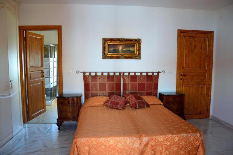 リド・マリーニにあるCasavacanza La Reginaのベッドルーム1室(枕2つ付)