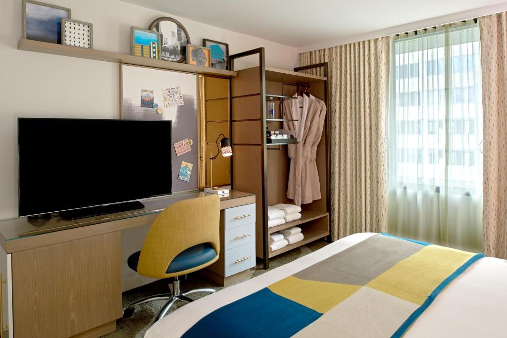 The Hotel Zags Portland - 带有滚动淋浴的国王室 - 残疾人