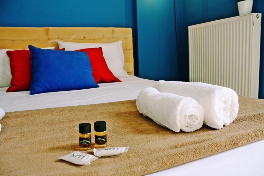 Deodonum Luxury Apartments في مدينة هيراكيلون: غرفة في الفندق مع سرير مع المناشف ومستحضرات التجميل