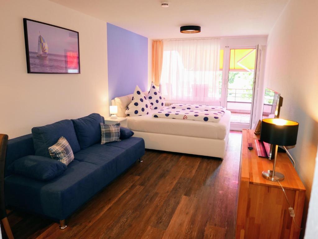 ein Wohnzimmer mit einem Sofa und einem Bett in der Unterkunft Ferienapartement Boot in Meersburg