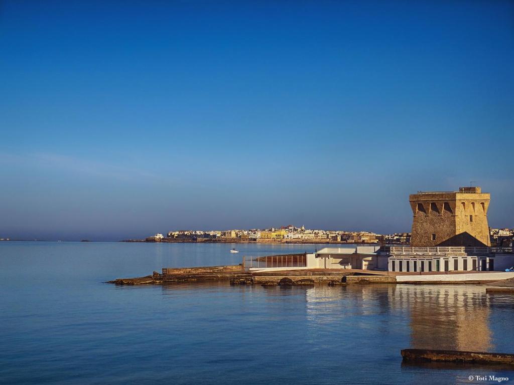 vista su una cassa d'acqua con un edificio di Ventidimaregallipoli a Gallipoli