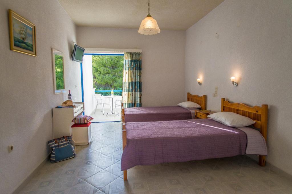 Łóżko lub łóżka w pokoju w obiekcie Vassilis Studios