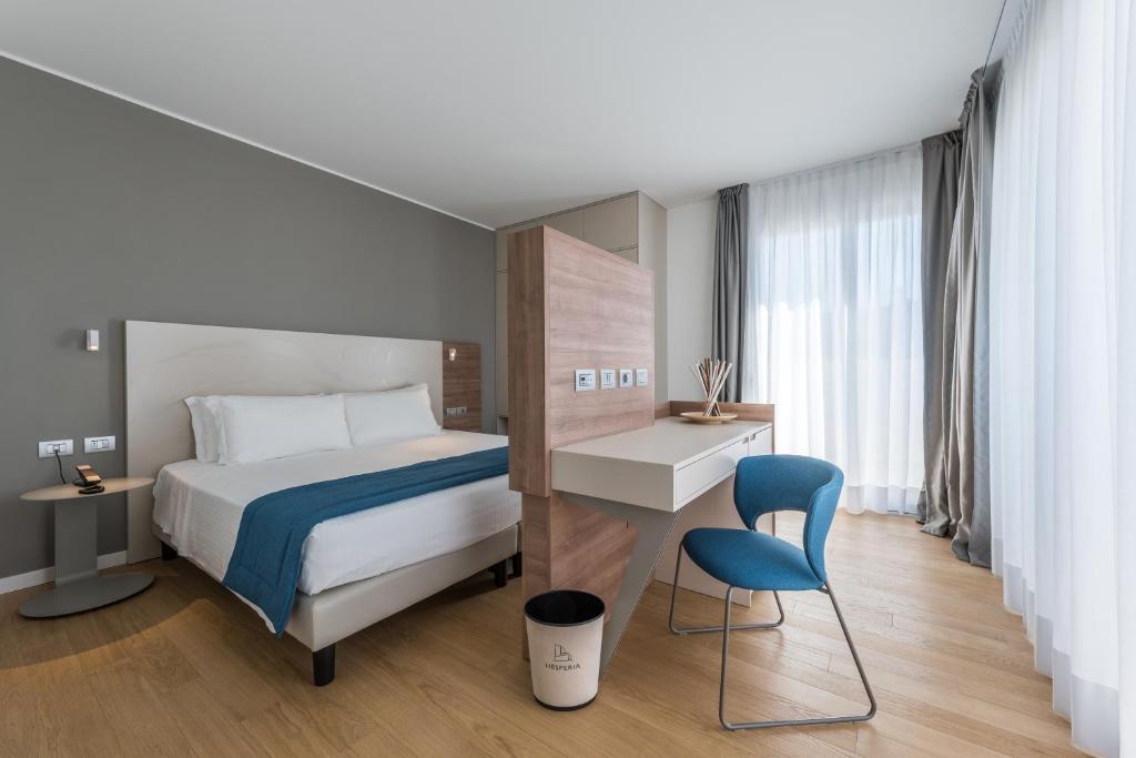 Postel nebo postele na pokoji v ubytování Hesperia Hotel & Residence