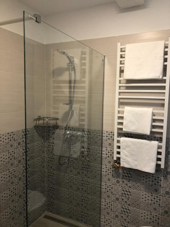 A bathroom at Napfény Apartman