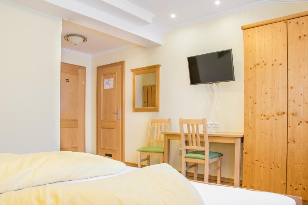 Televízia a/alebo spoločenská miestnosť v ubytovaní Hotel Gell