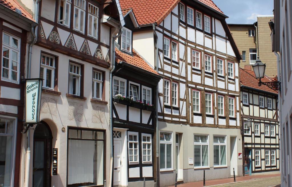 a row of half timbered houses on a street at Ferienwohnung Altstadt-Domizil Hameln in Hameln