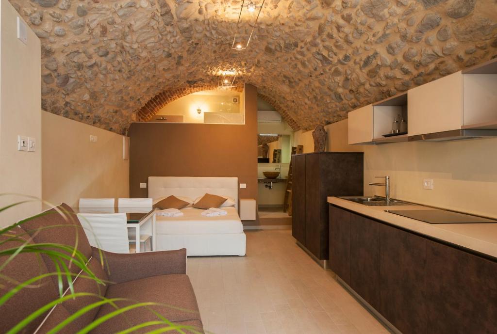 a kitchen with a couch and a bed in a room at La Bellavita del Garda Luxury Apartments in San Felice del Benaco
