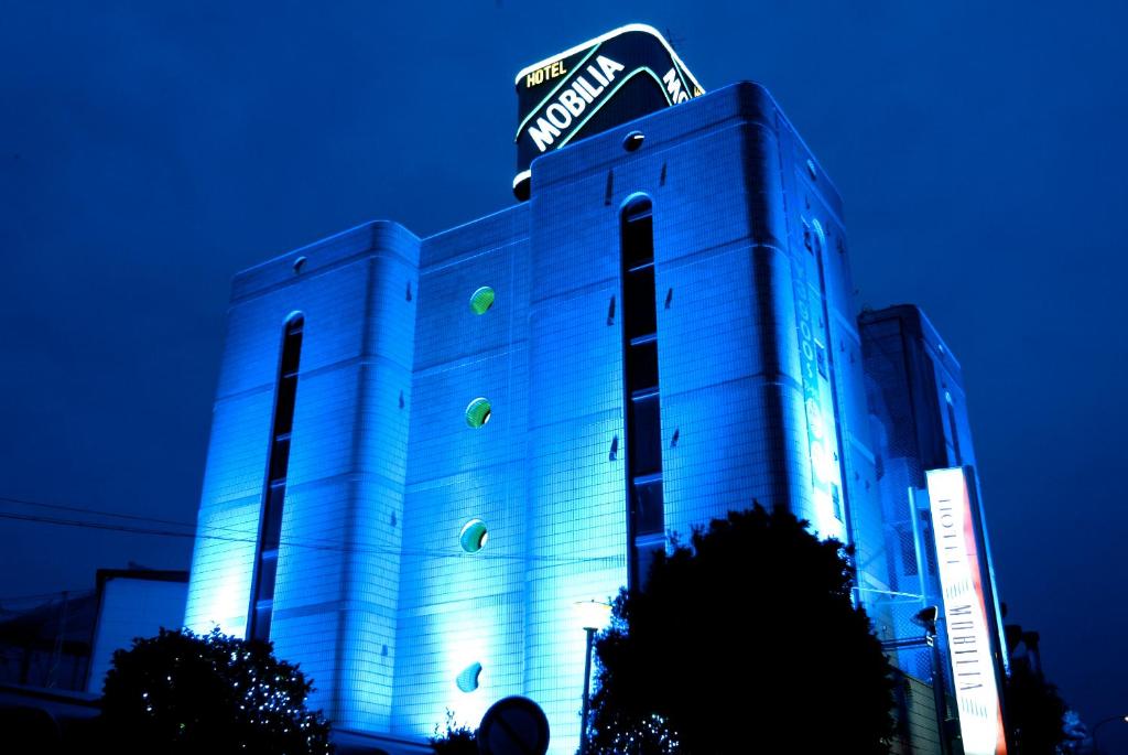 um edifício azul com um sinal em cima dele em HOTEL MOBILIA (Adult Only) em Tsurugashima