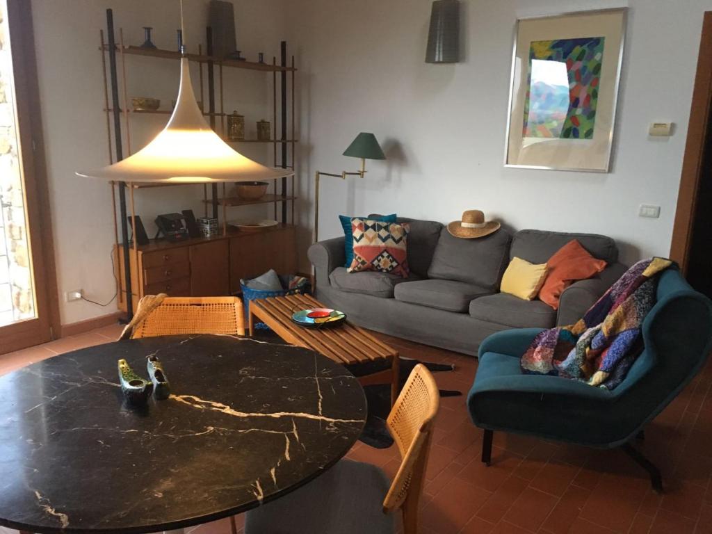 uma sala de estar com uma mesa e um sofá em Tuscany Forever Apartments 1 em Volterra
