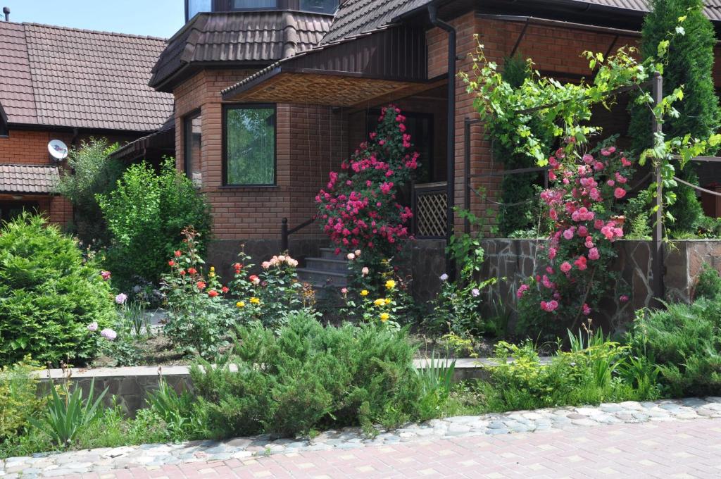 カメンノモスツキーにあるGuest House Edelveysの前庭の花束家