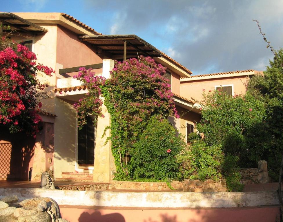 a house with flowers on the front of it at Residence Majori in Rena Majore