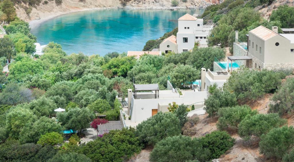 una vista aérea de una casa en una colina con un lago en Istron Luxury Villas en Istro