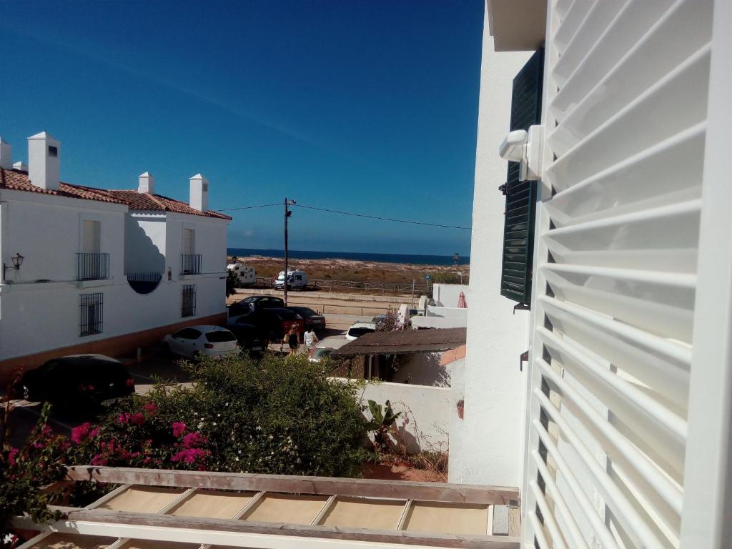 サアラ・デ・ロス・アトゥネスにあるZahara Beach Houseの建物の横からの海の景色
