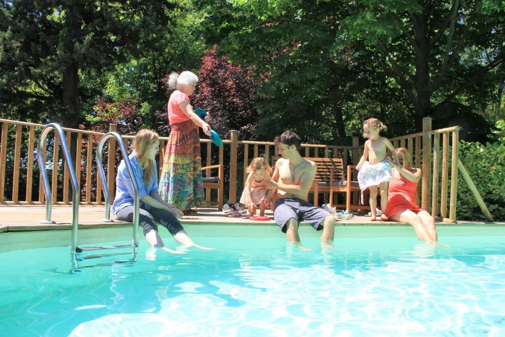 un gruppo di bambini che giocano in piscina di Gite Derrière les Oliviers -Le Mas de la Cigale Bleue a Caumont-sur-Durance