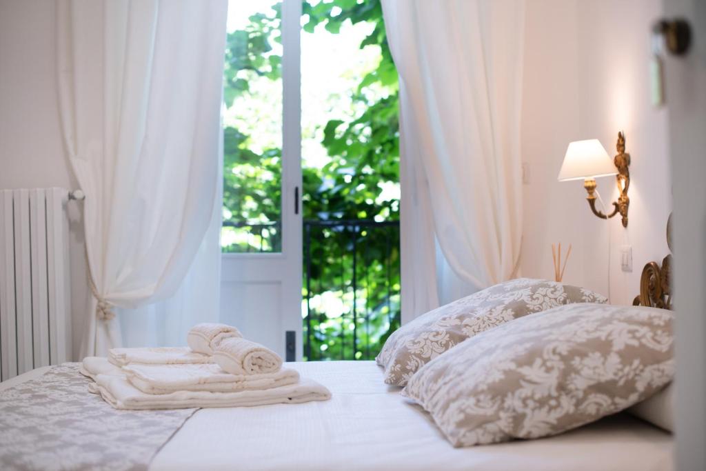 una camera da letto con due asciugamani su un letto con finestra di B&B Toma Street a Lecce