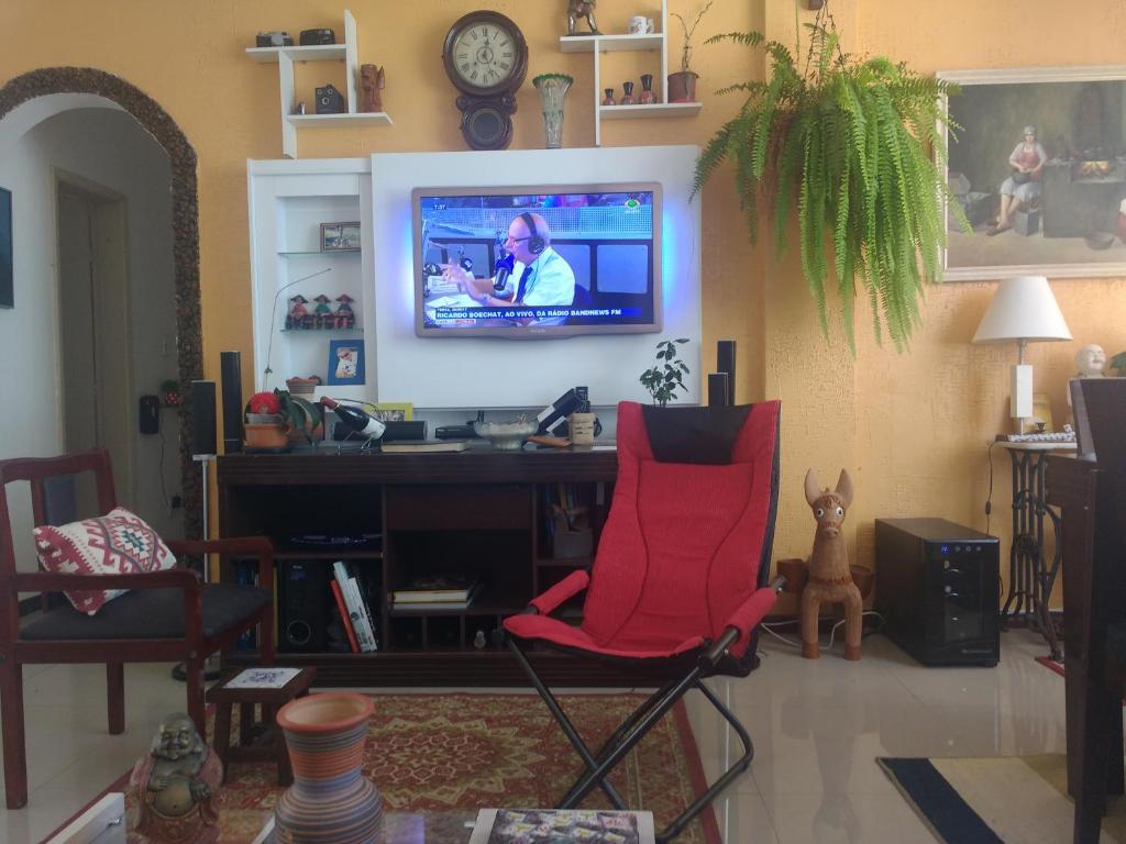 Una televisión o centro de entretenimiento en Virada em 2024 Salvador Quarto charmoso em Salvador