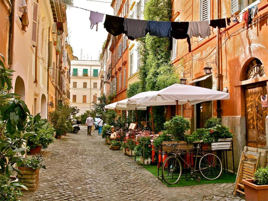 ローマにあるPanoramic Castle Apt Trastevereの自転車と傘を売る市場のある通り