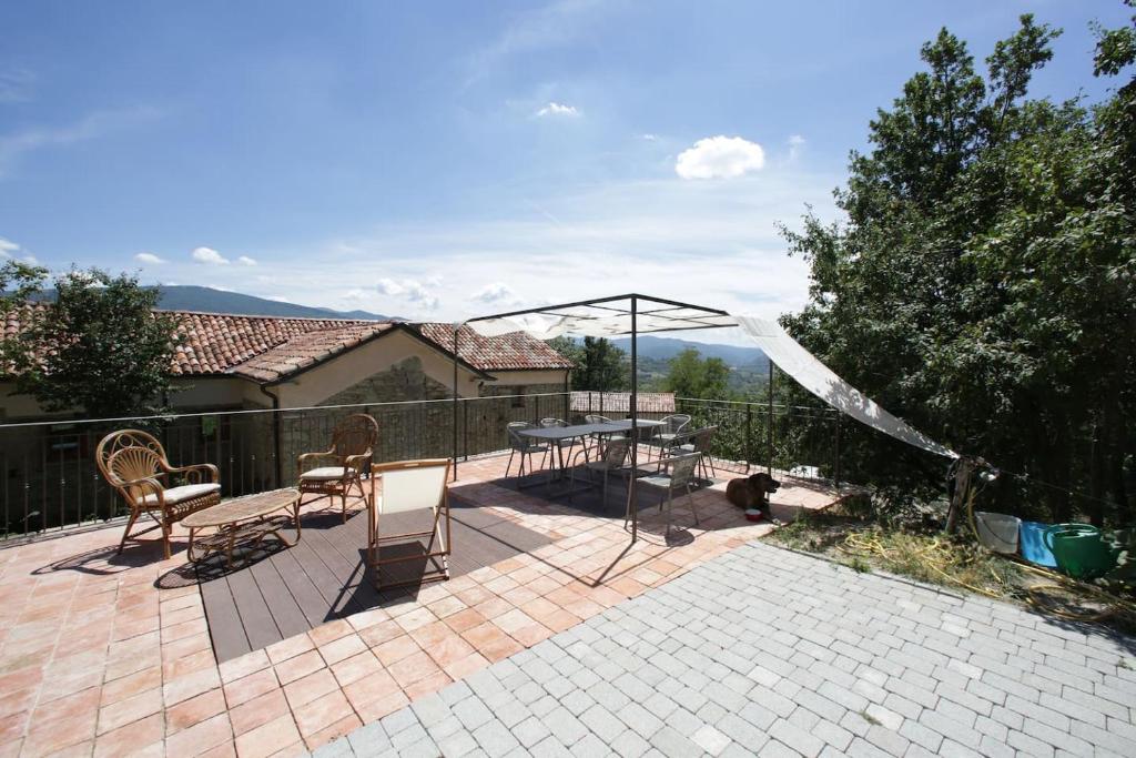 d'une terrasse avec une table, des chaises et une clôture. dans l'établissement Poggiolo Val Borbera, à Cantalupo Ligure