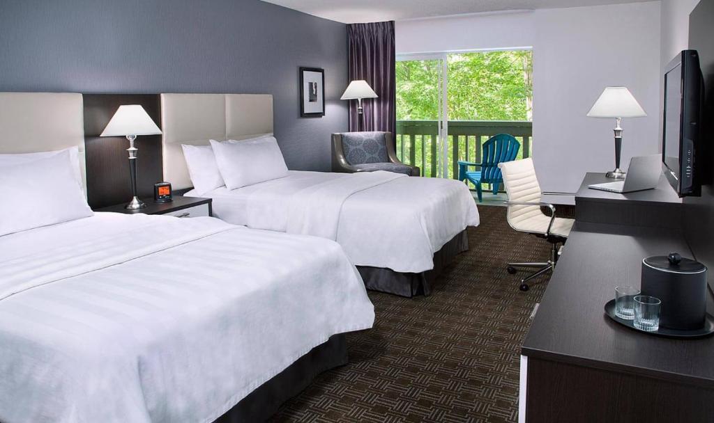 Postel nebo postele na pokoji v ubytování Toronto Don Valley Hotel and Suites