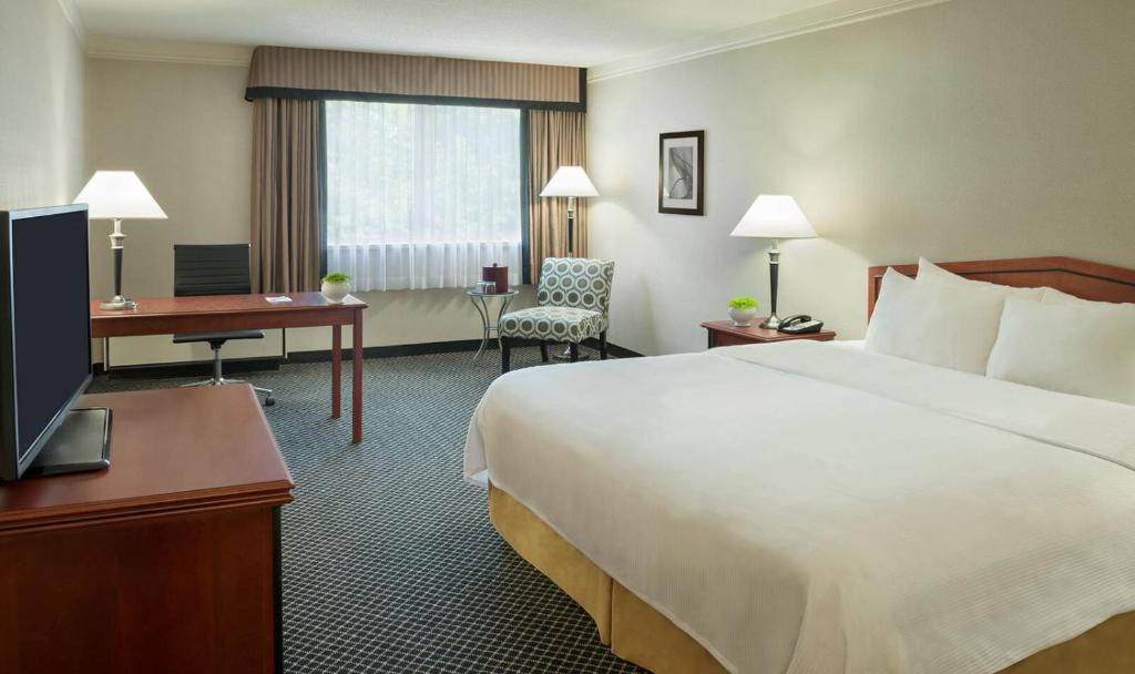 Postel nebo postele na pokoji v ubytování Toronto Don Valley Hotel and Suites