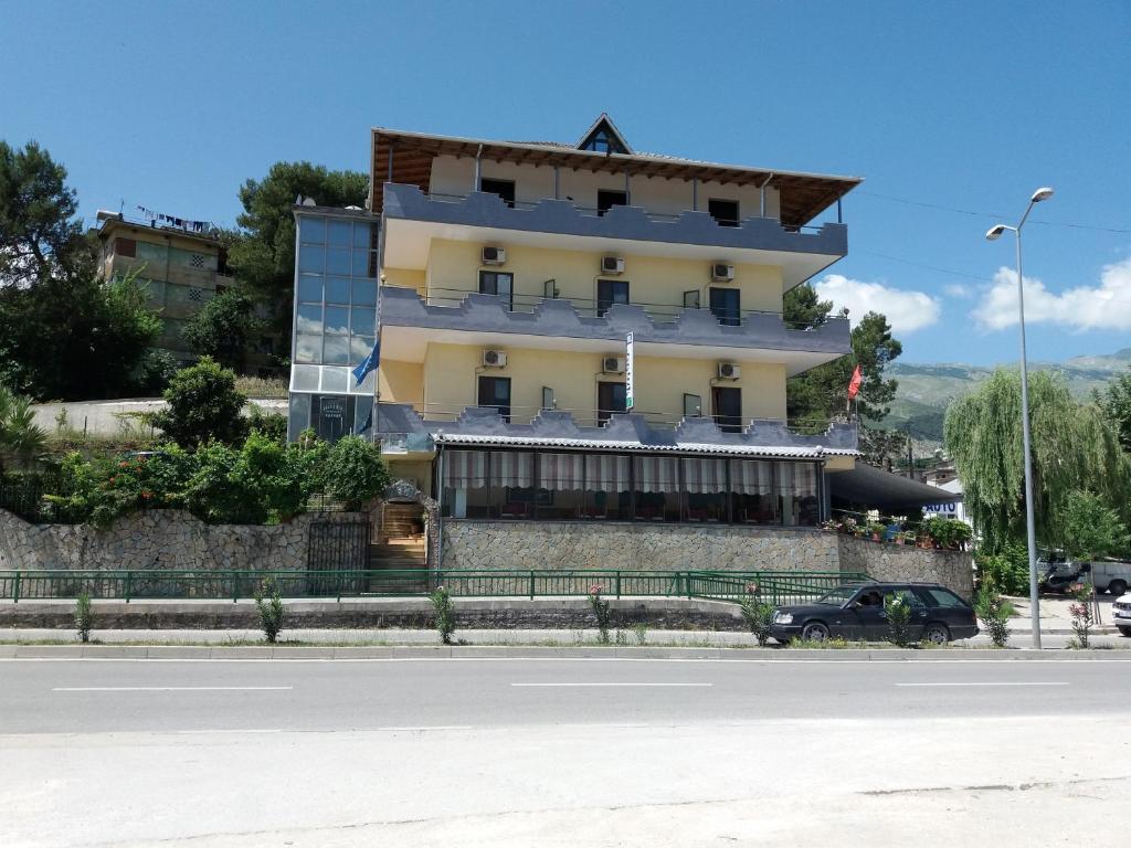 ein Gebäude an der Straßenseite in der Unterkunft Qiqi Hotel in Gjirokastër