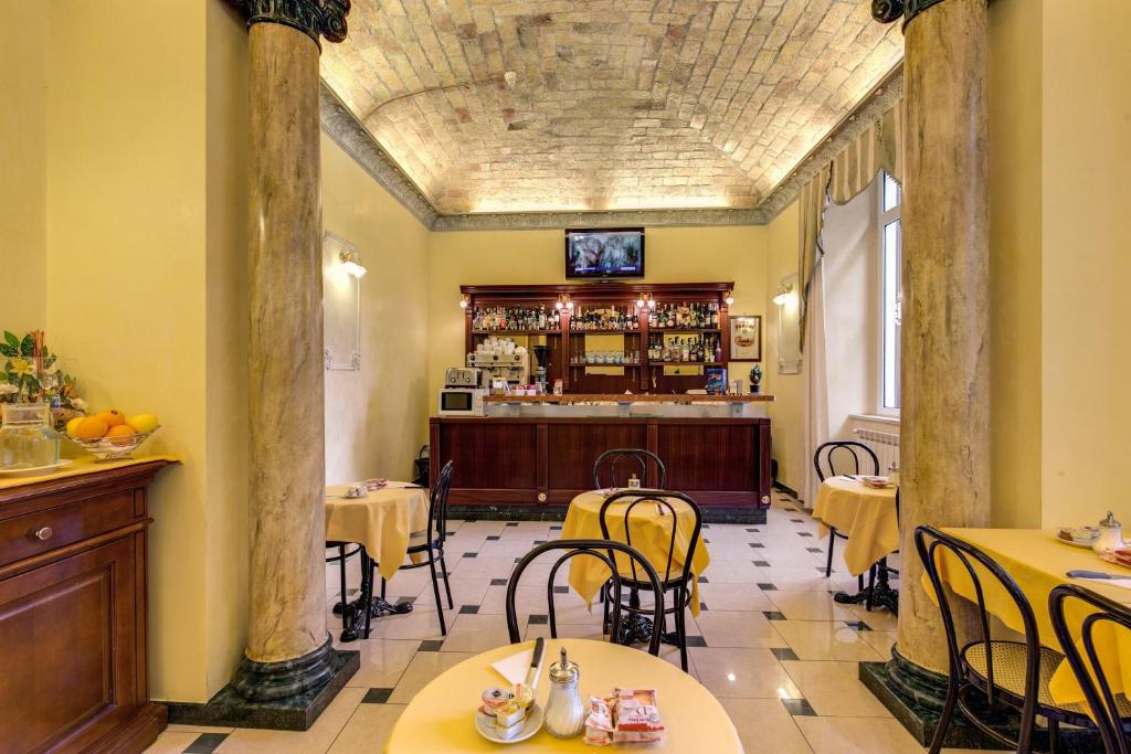 Telewizja i/lub zestaw kina domowego w obiekcie Cambridge Hotel