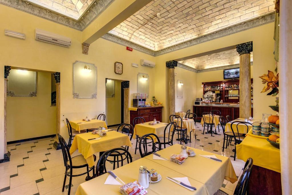 Restauracja lub miejsce do jedzenia w obiekcie Cambridge Hotel