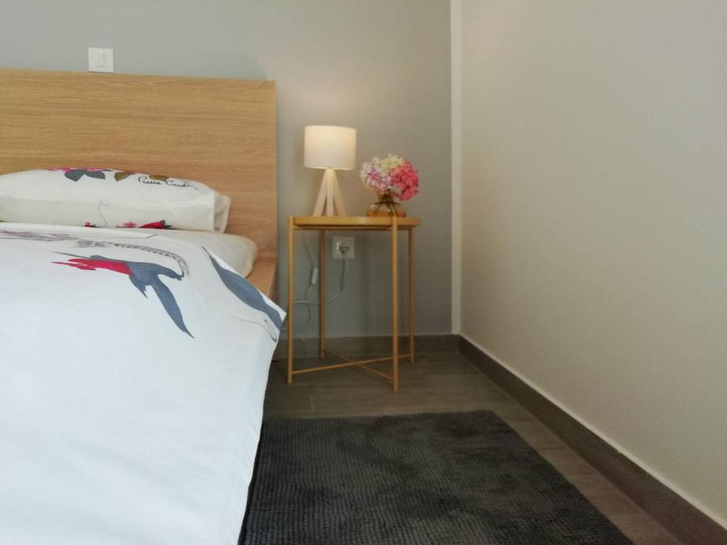Postel nebo postele na pokoji v ubytování Room with garden