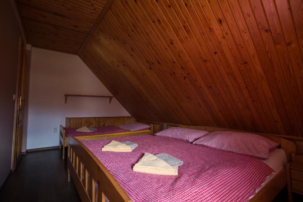 Łóżko lub łóżka w pokoju w obiekcie Penzion pod Šerákem