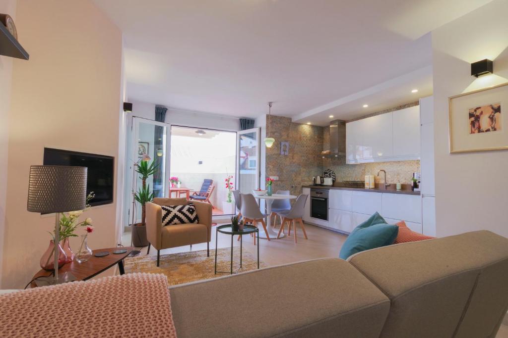 salon z kanapą i kuchnią w obiekcie La Tierra Sur apartment Malaga Center w Maladze