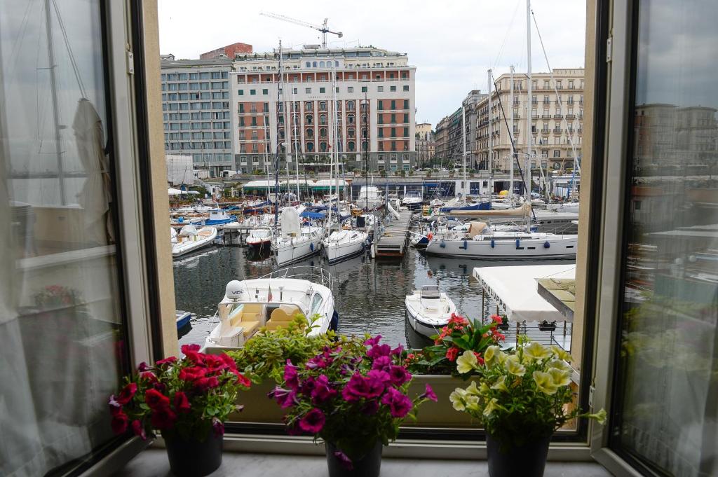 ナポリにあるCasa del Porto al Borgo Marinariの水上のボートが乗るマリーナの景色