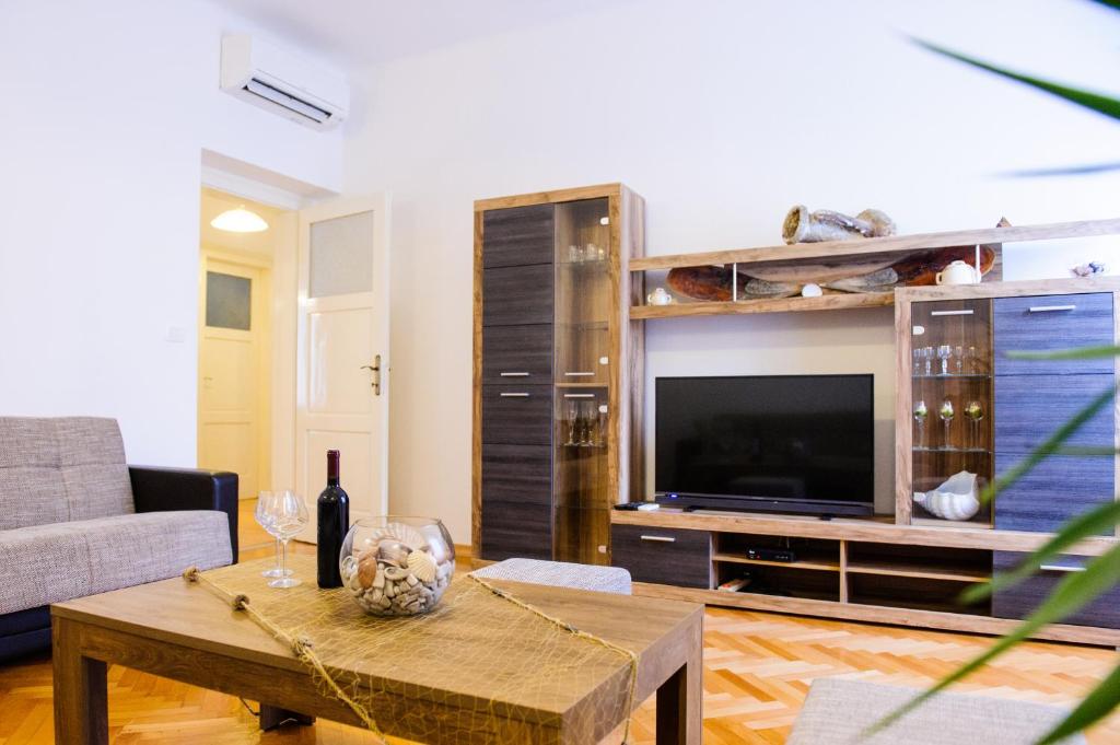 Televízia a/alebo spoločenská miestnosť v ubytovaní Dundo Baldo Apartment