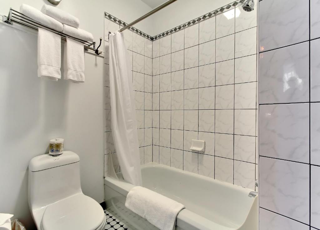 Koupelna v ubytování Hôtel Marie-Rollet