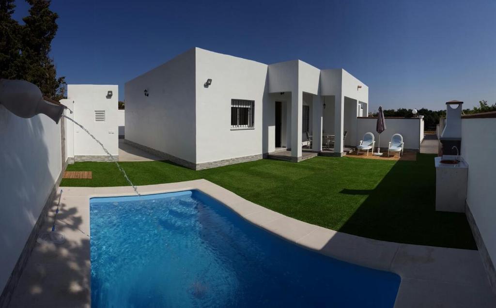 a house with a swimming pool in the yard at Casa los Naranjos 1 in Conil de la Frontera