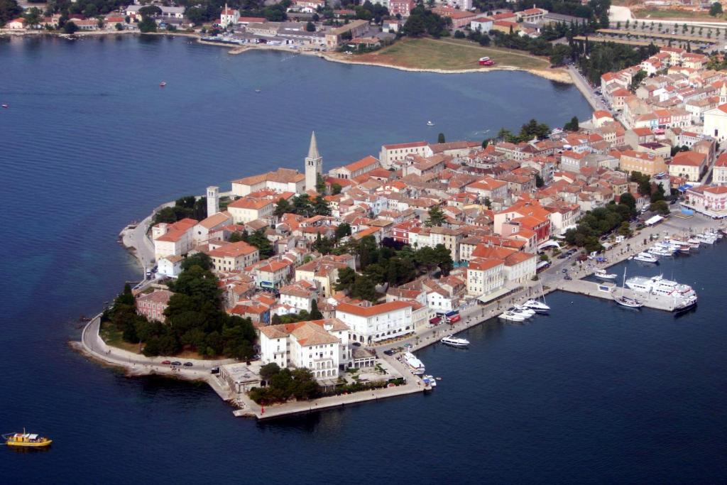 una vista aerea di una piccola isola in acqua di Apartment MIP a Poreč (Parenzo)