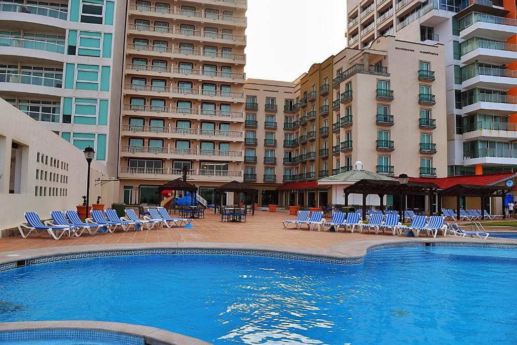 Bazén v ubytování Astur Hotel & Residence nebo v jeho okolí