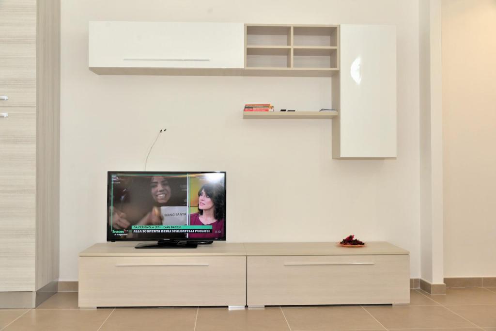 Telewizja i/lub zestaw kina domowego w obiekcie Appartamento azzurro