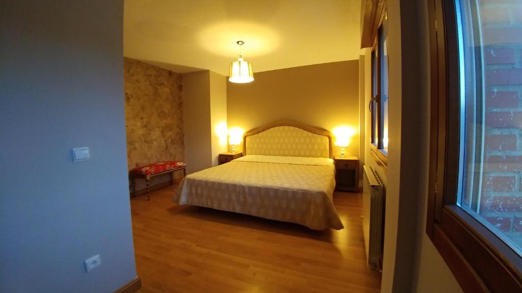 El Mirador de Molinos في مولينوس ديه دويرو: غرفة نوم صغيرة بها سرير ونافذة