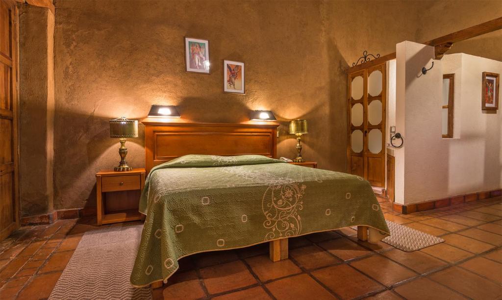 Postel nebo postele na pokoji v ubytování Hotel Refugio del Angel