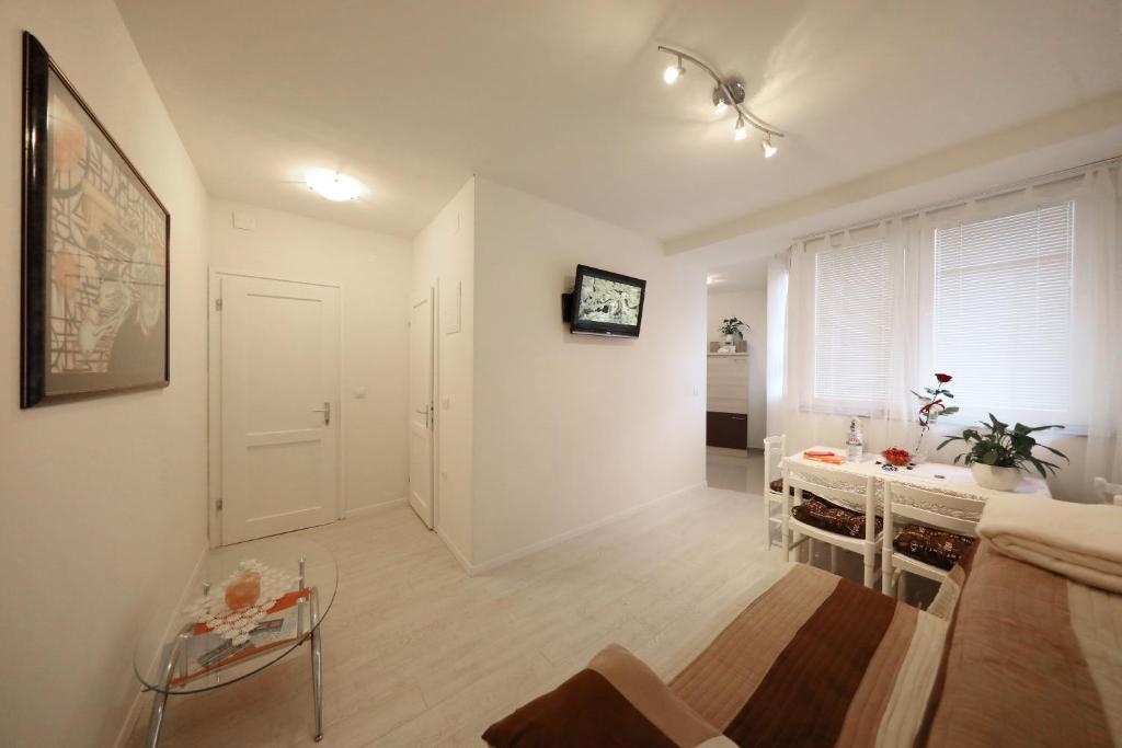 ein Wohnzimmer mit einem Tisch und einem Esszimmer in der Unterkunft Apartment Luci in Zadar