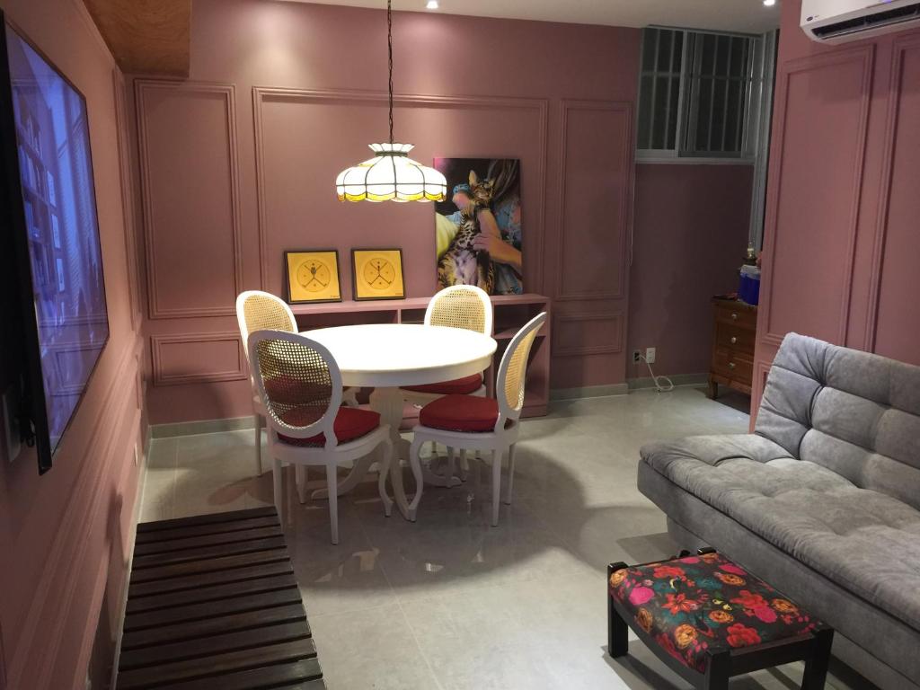 uma sala de estar com uma mesa e cadeiras e um sofá em Anexo Ipanema no Rio de Janeiro