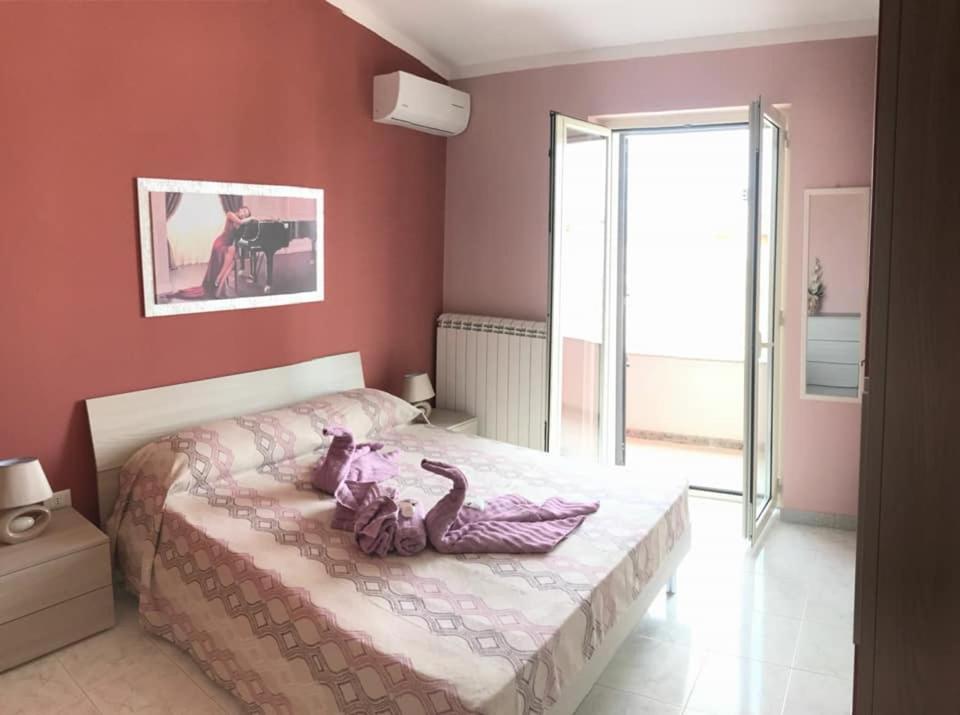 een slaapkamer met een bed met een slang erop bij kalantha in Minervino di Lecce