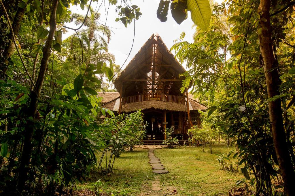 una casa de bambú en medio de un bosque en Refugio Amazonas Lodge, en Tambopata