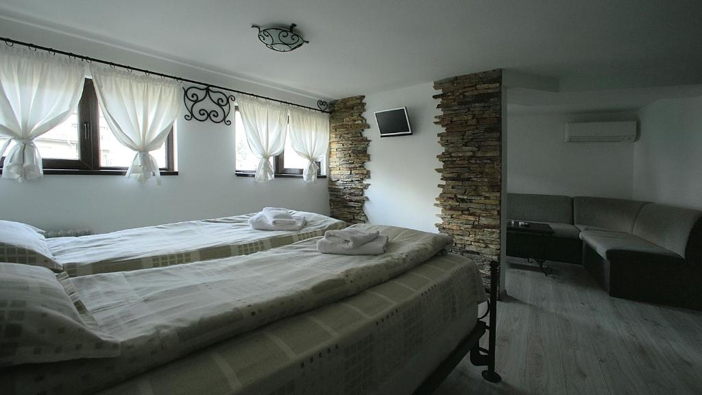 1 dormitorio con 1 cama grande y toallas. en Guesthouse Koliovata Kashta, en Gabrovo