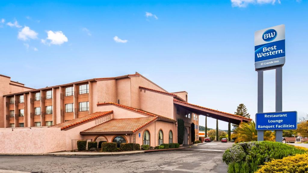 una señal de hotel frente a un edificio en Best Western El Grande Inn en Clearlake